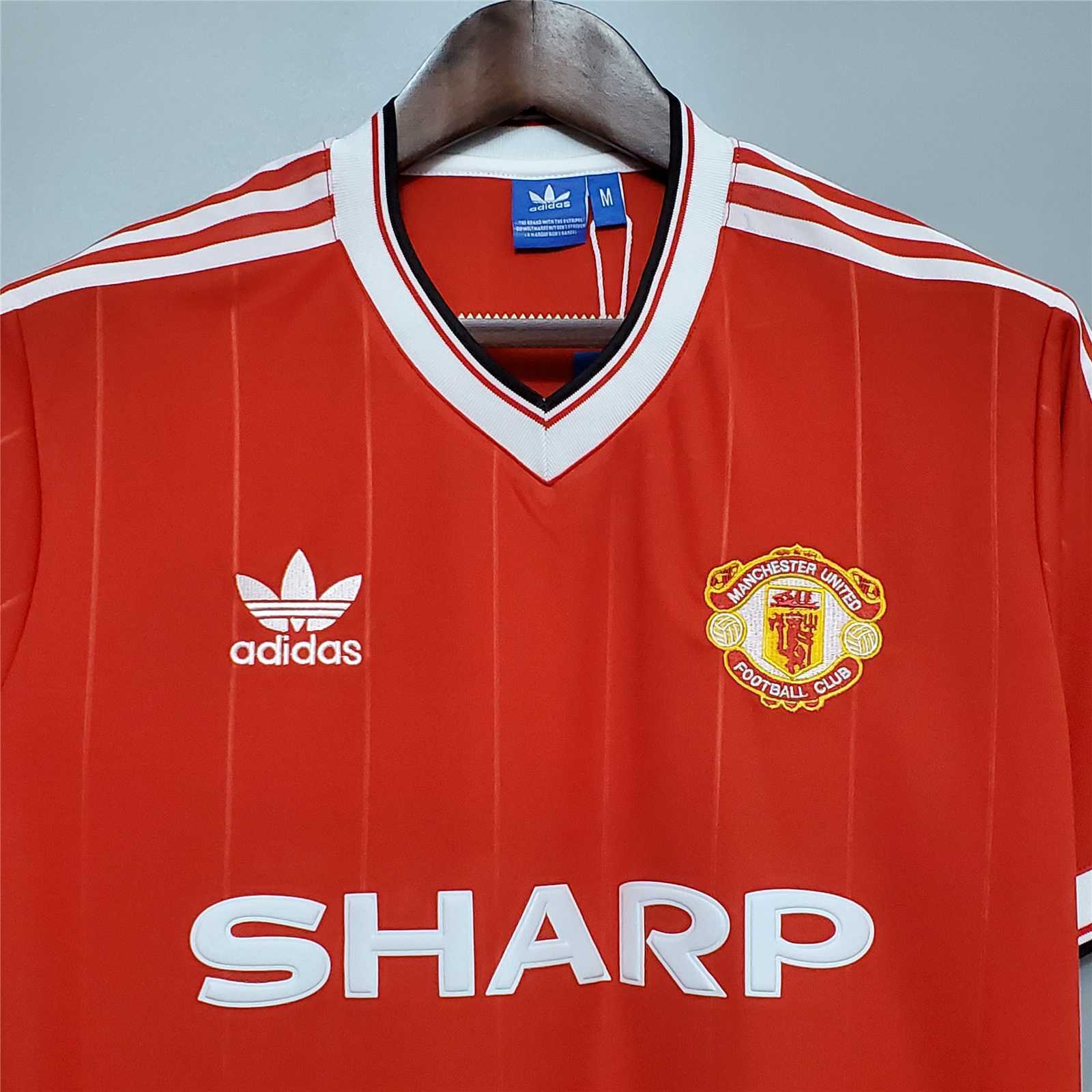 83-84 Manchester United home 4