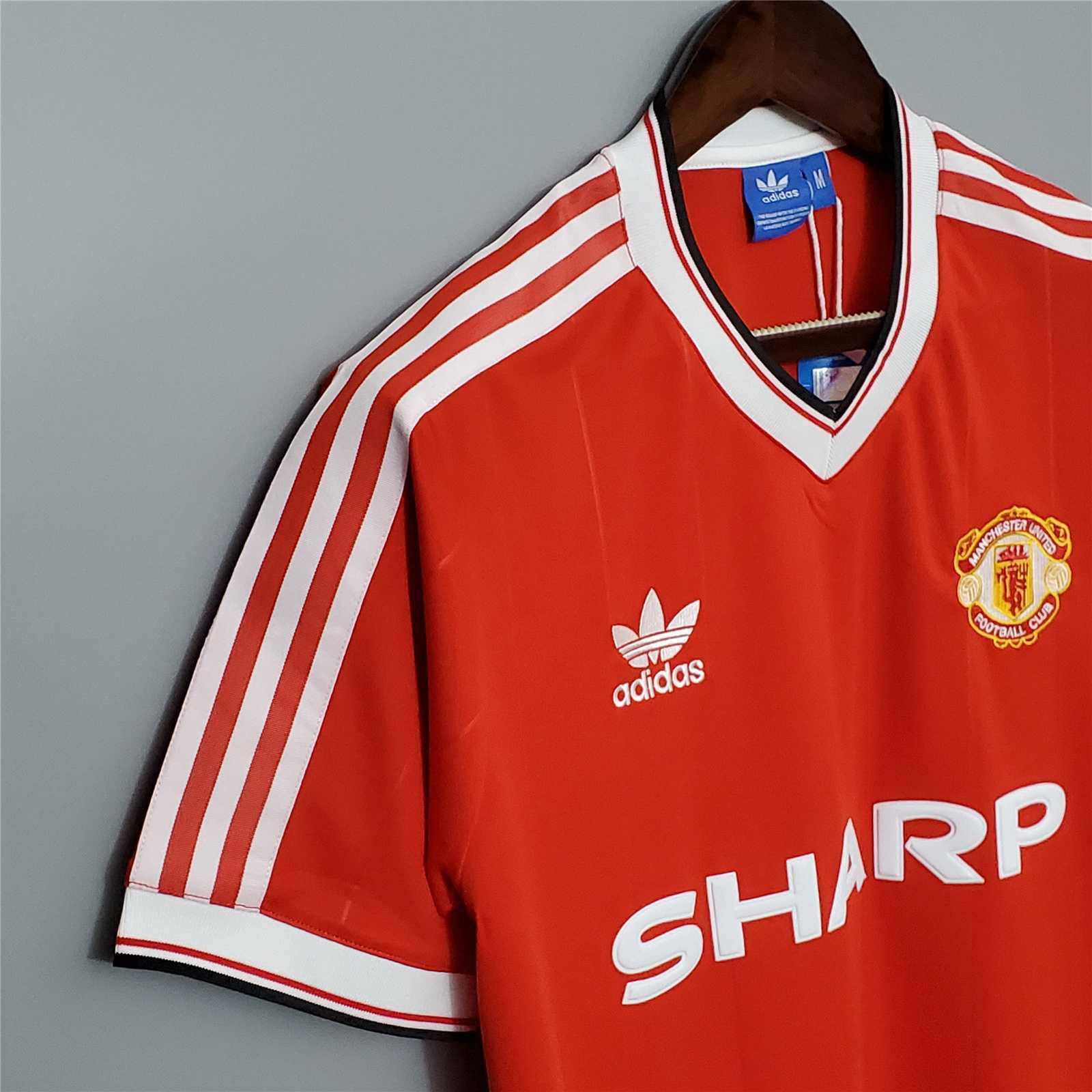 83-84 Manchester United home 3