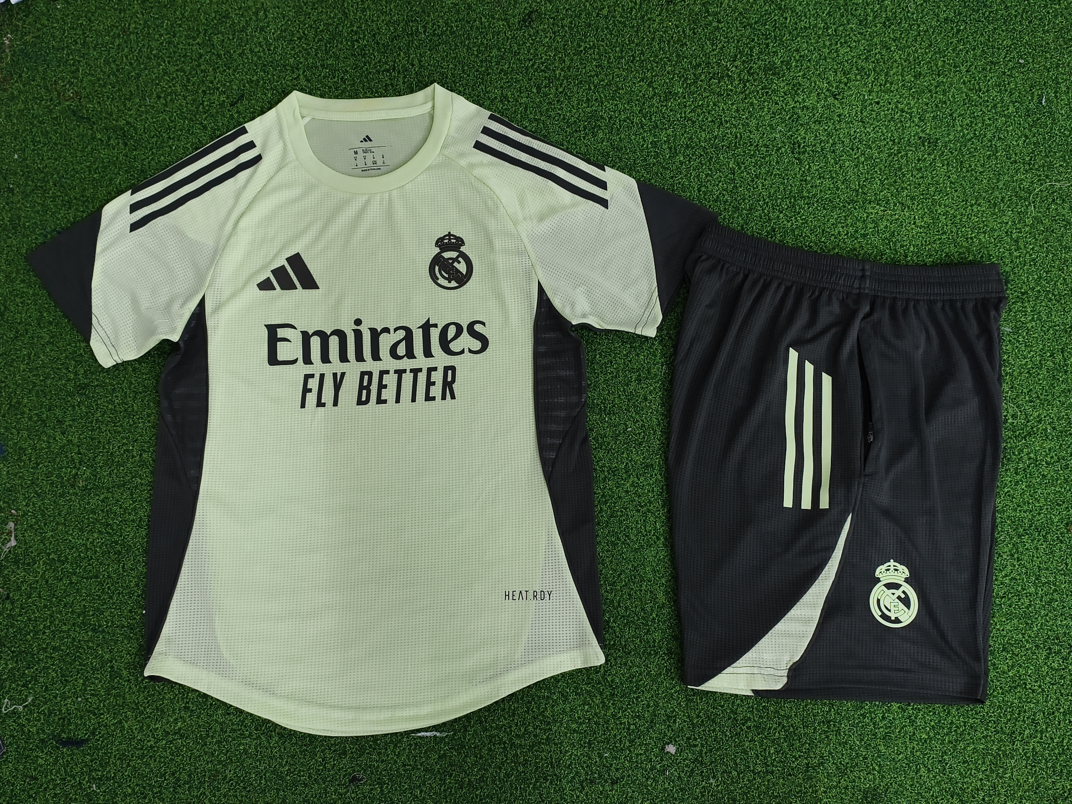 25-26 Real Madrid Training Kid And Aldult Player Version Kits Soccer AAAAJersey Supply Yupoo