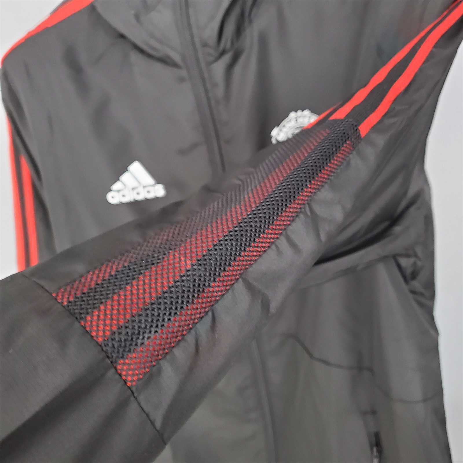 21-22 Manchester United Black Windbreaker 1