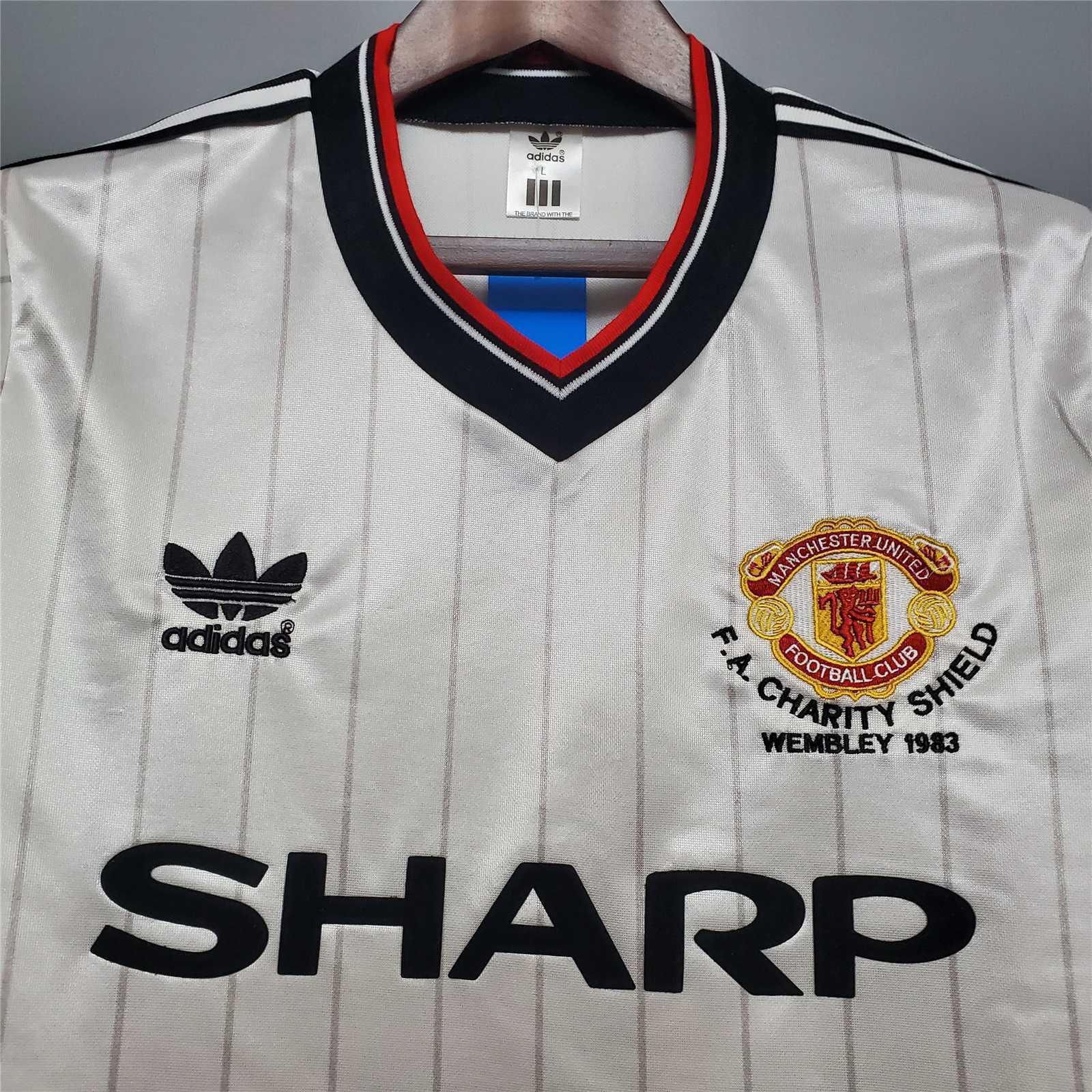 82-83 Manchester United away 3