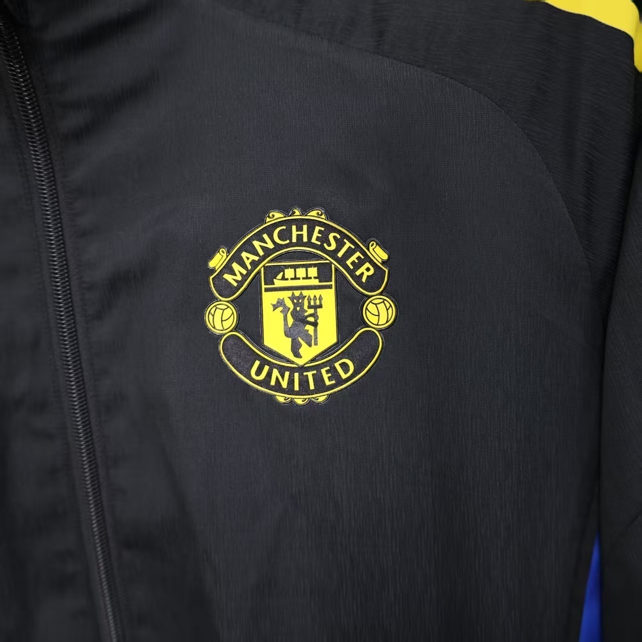 25-26 Manchester United Black Windbreaker Jacket AAAAJersey Supply Yupoo 1