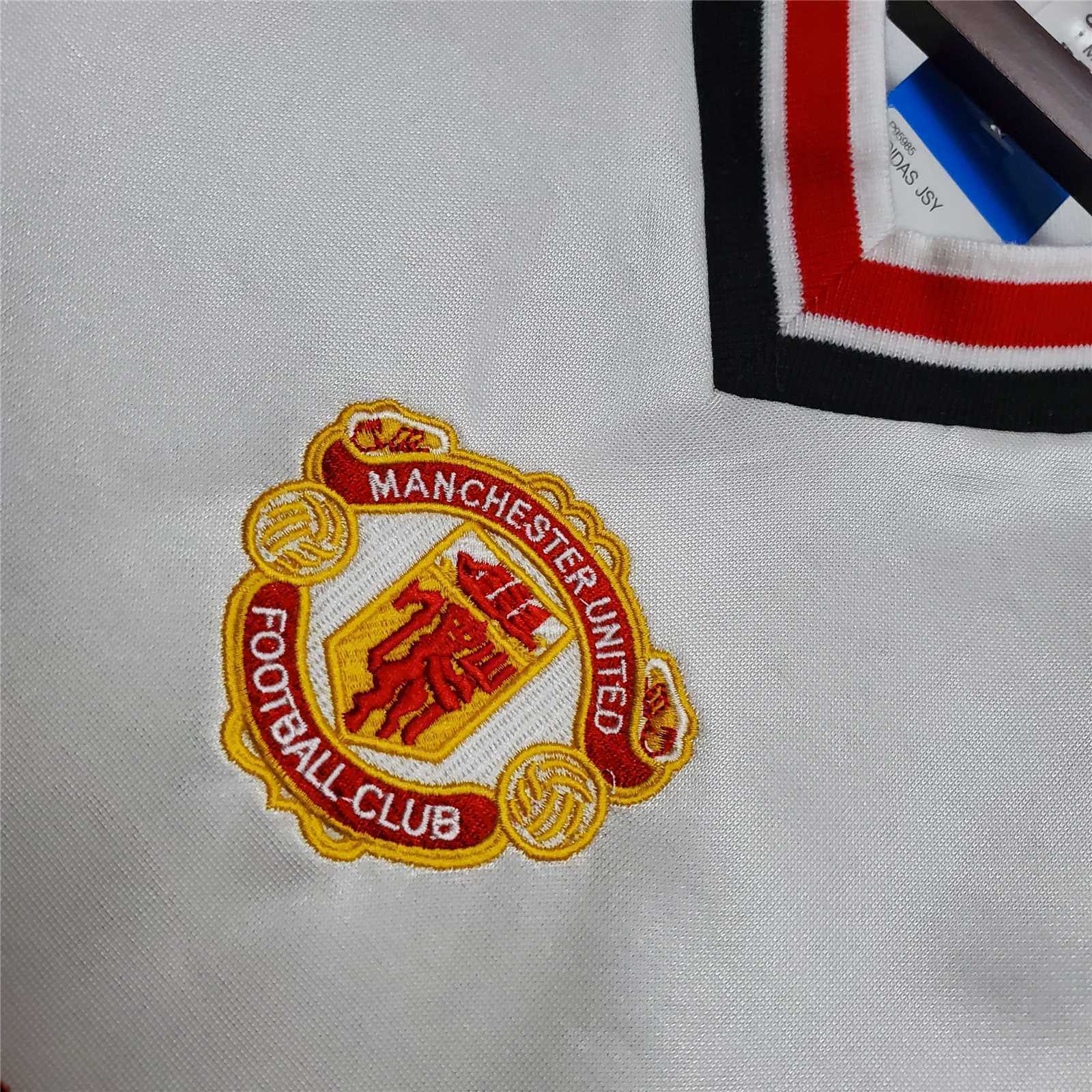 85-86 Manchester United away 1