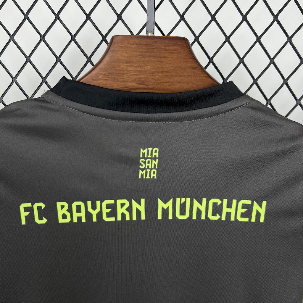25-25 Bayern Munich Black Goalkeeper Kid Kits Youth Apparels AAAAJersey Wholesale Yupoo 4