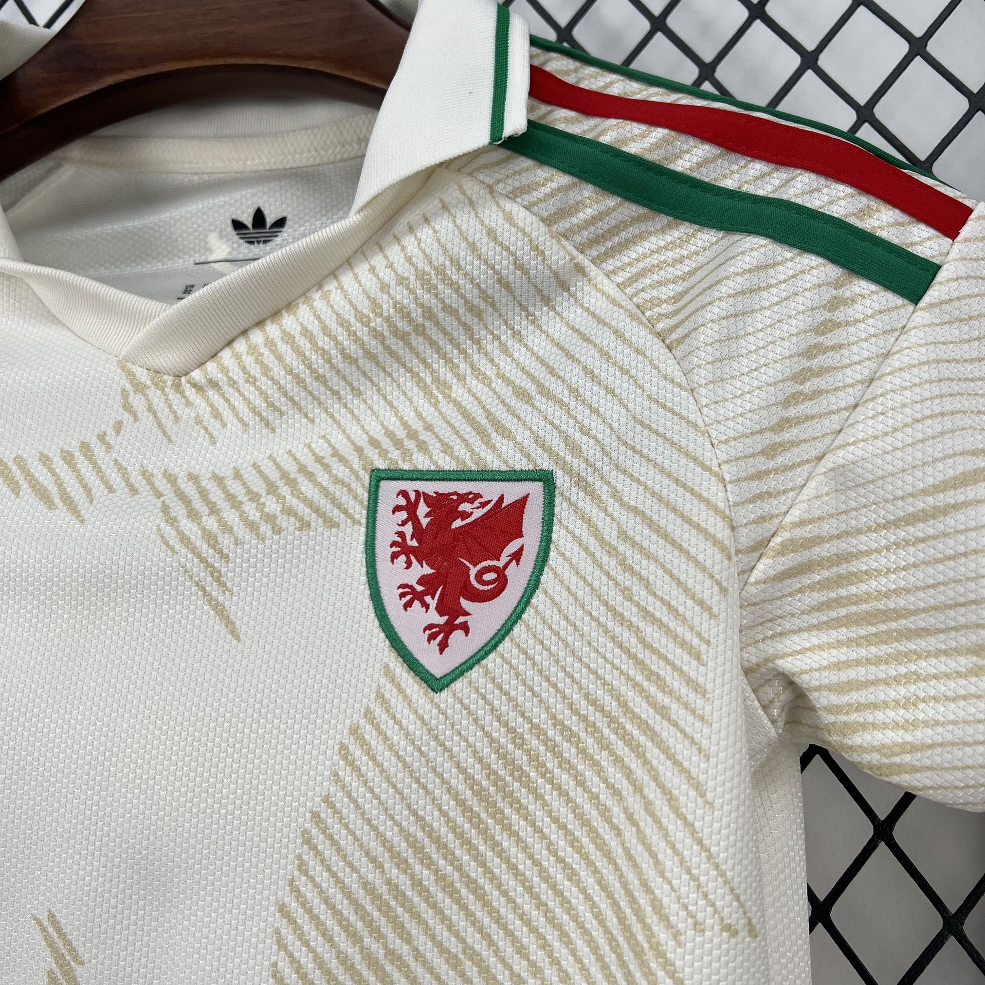 World Cup 2026 Wales Away Kid Kits Soccer Youth Apparels AAAAJersey Wholesale Yupoo 6 3