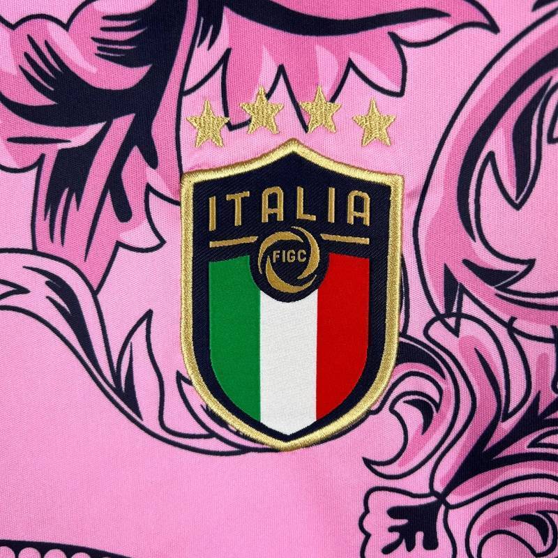 2024 Italy X Versace Pink Special Edition Kit Football T-Shirt AAAAJersey Supplier Yupoo 2