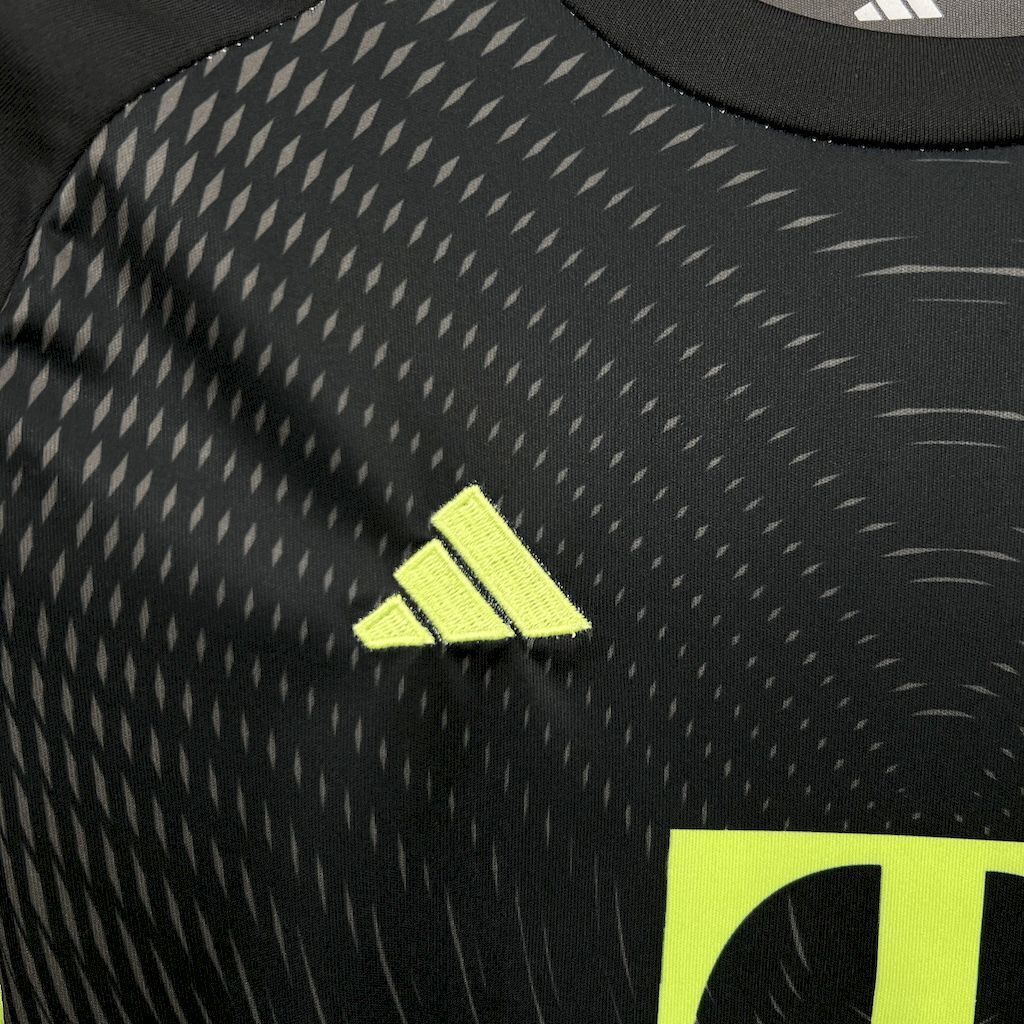 25-25 Bayern Munich Black Goalkeeper Kid Kits Youth Apparels AAAAJersey Wholesale Yupoo 8