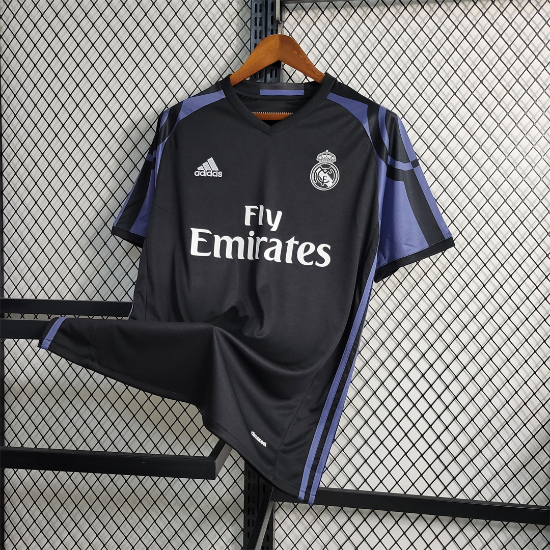 16-17 Real Madrid third away 4