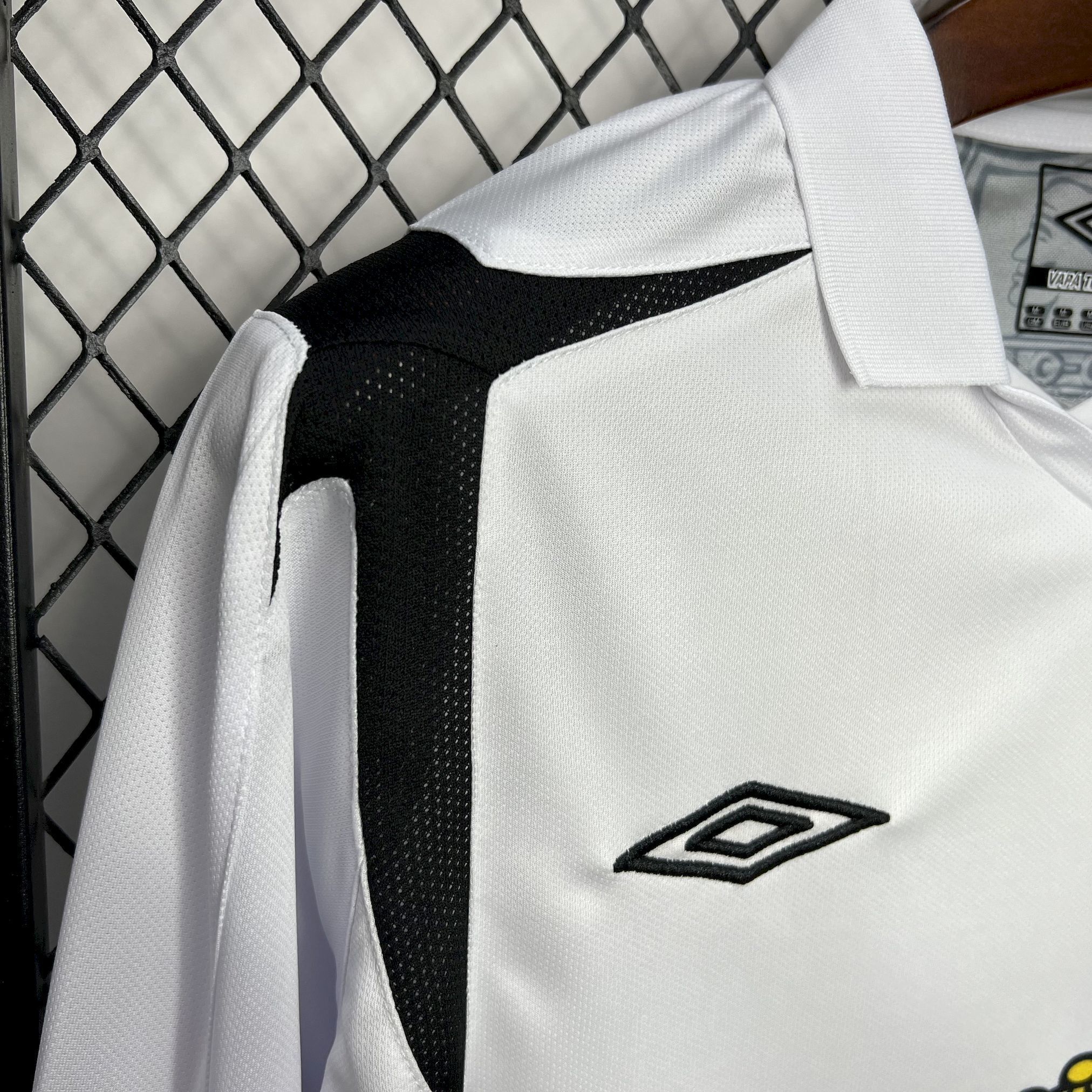 2006 Colo Colo Home Retro Kit Vintage Long Sleeve Shirt Football AAAAJersey Supply Yupoo 1