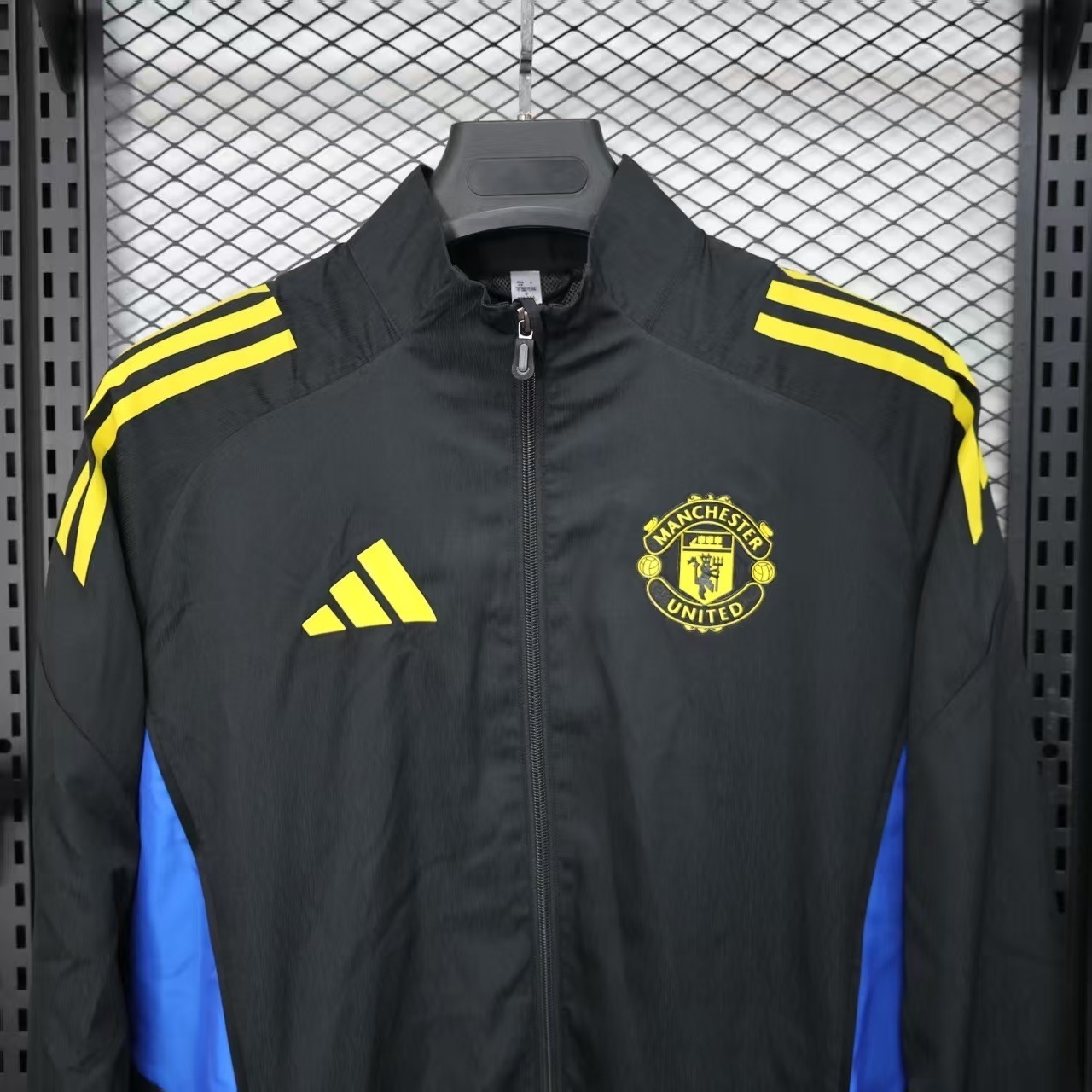 25-26 Manchester United Black Windbreaker Jacket AAAAJersey Supply Yupoo 3