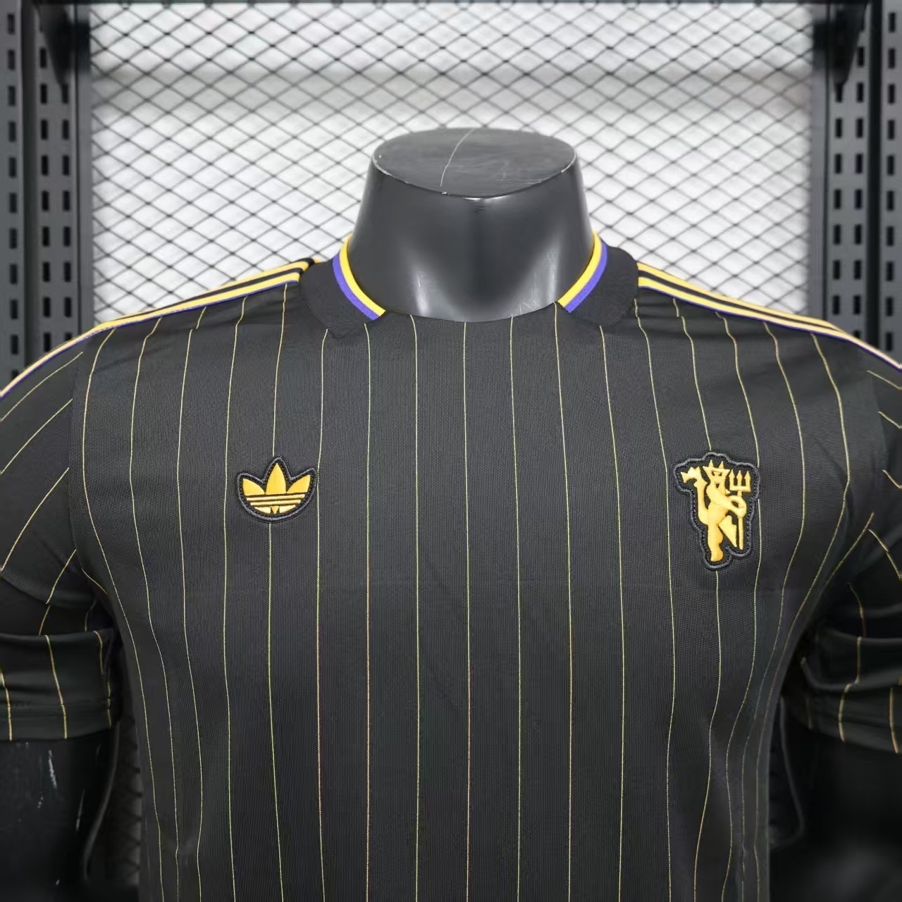 25-26 Manchester United Retro Style Football Black Shirt Apparels AAAAJersey Wholesale Yupoo 4
