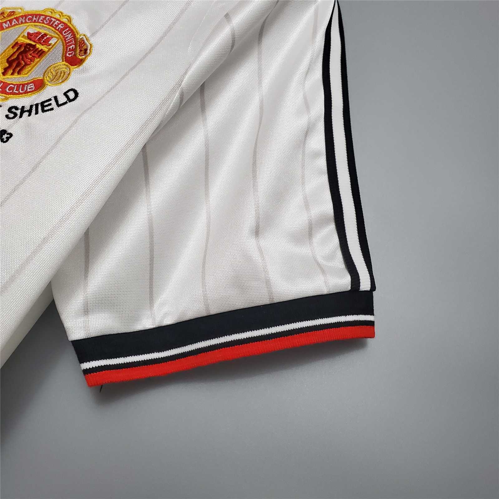 82-83 Manchester United away 5