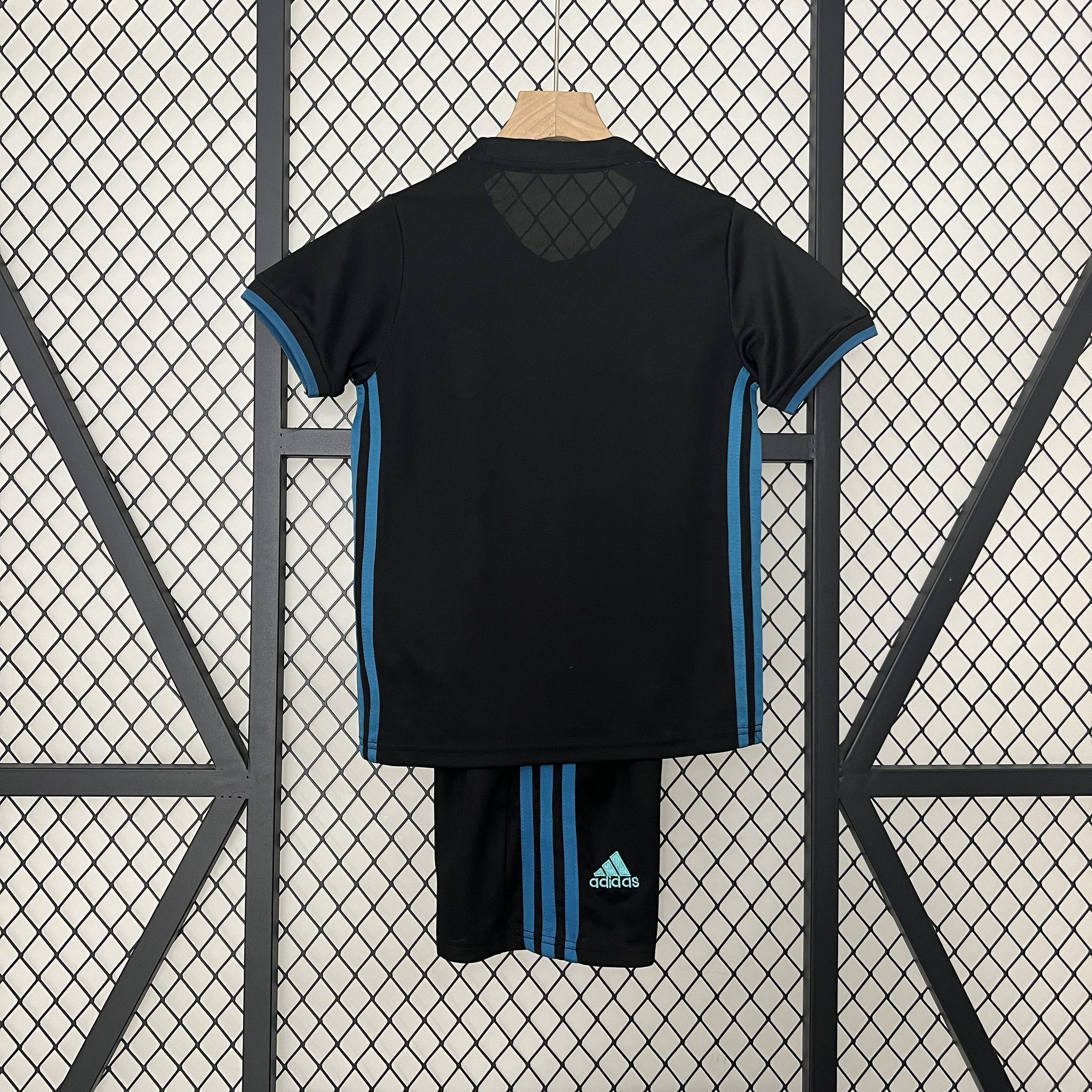 17-18 Real Madrid Away Retro Kid Kits Youth Apparels AAAAJersey Wholesale Yupoo 4