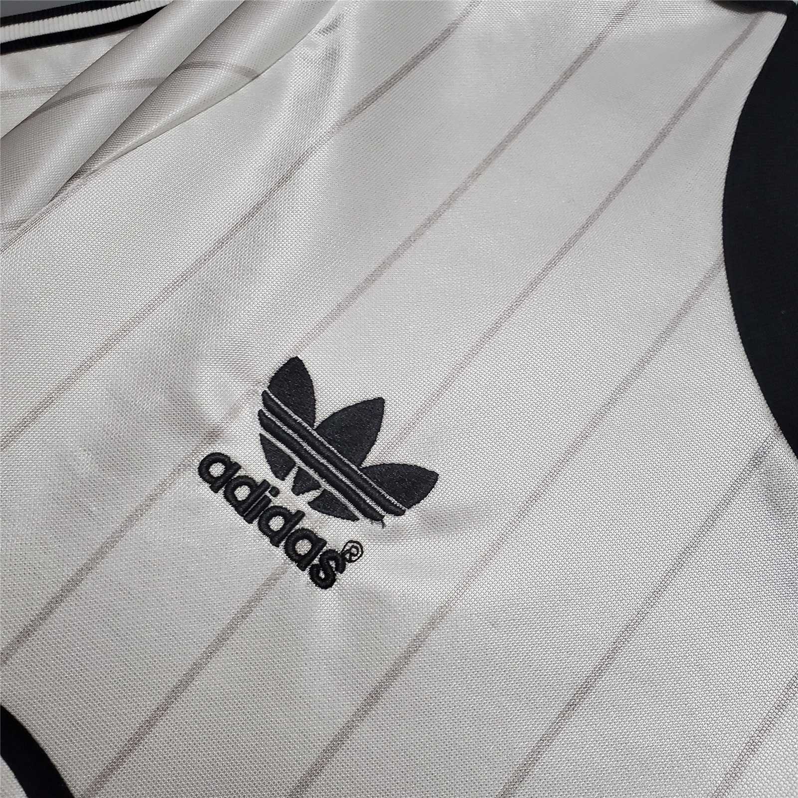 82-83 Manchester United away 2