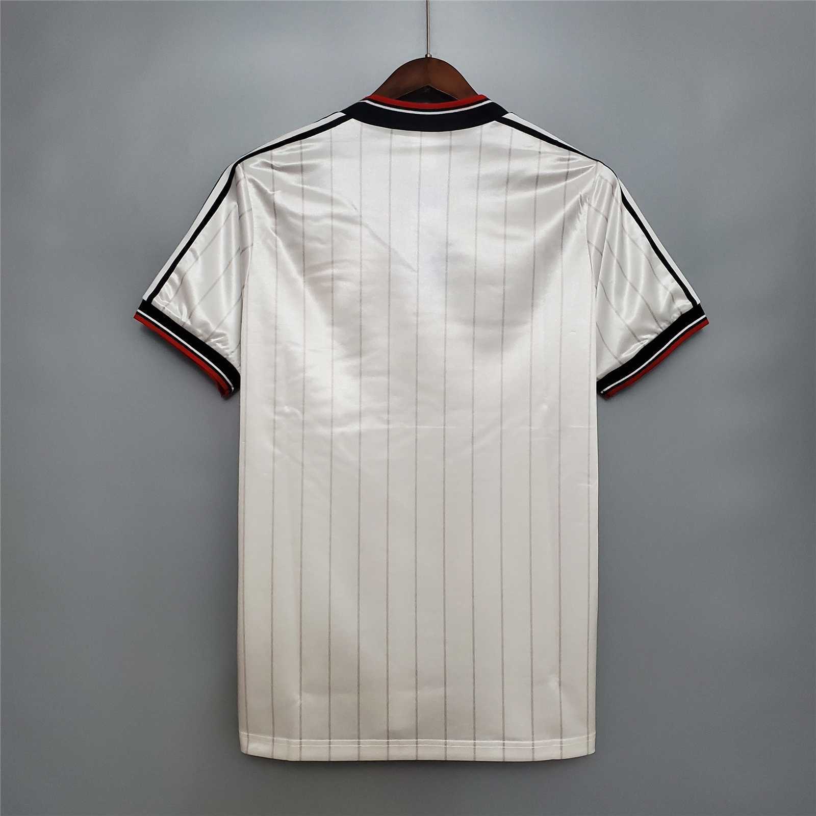 82-83 Manchester United away 4