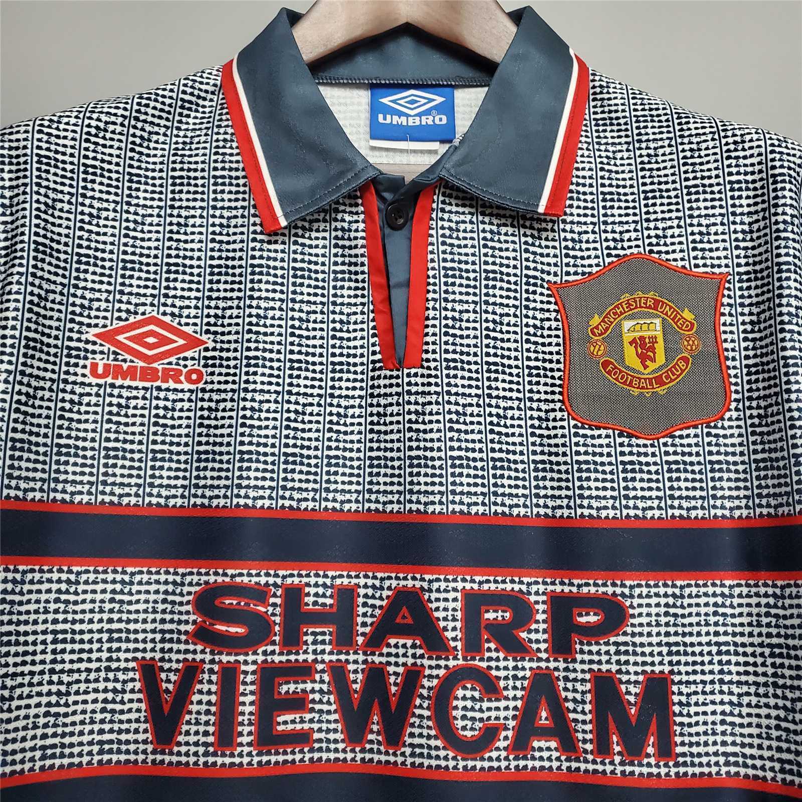 94-96 Manchester United away - 4 6