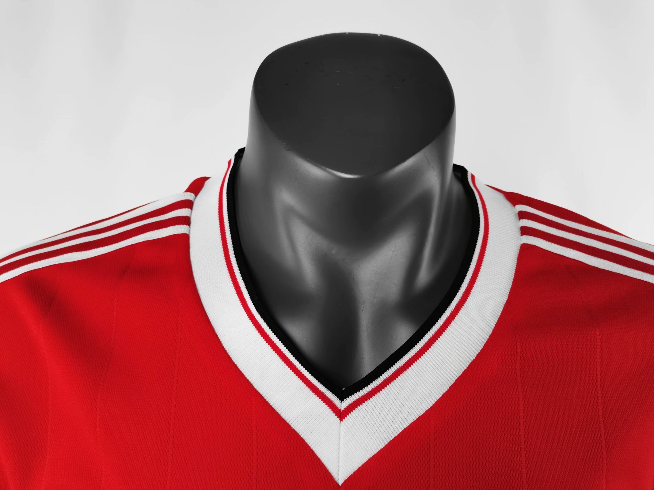 82-83 Manchester United home 9