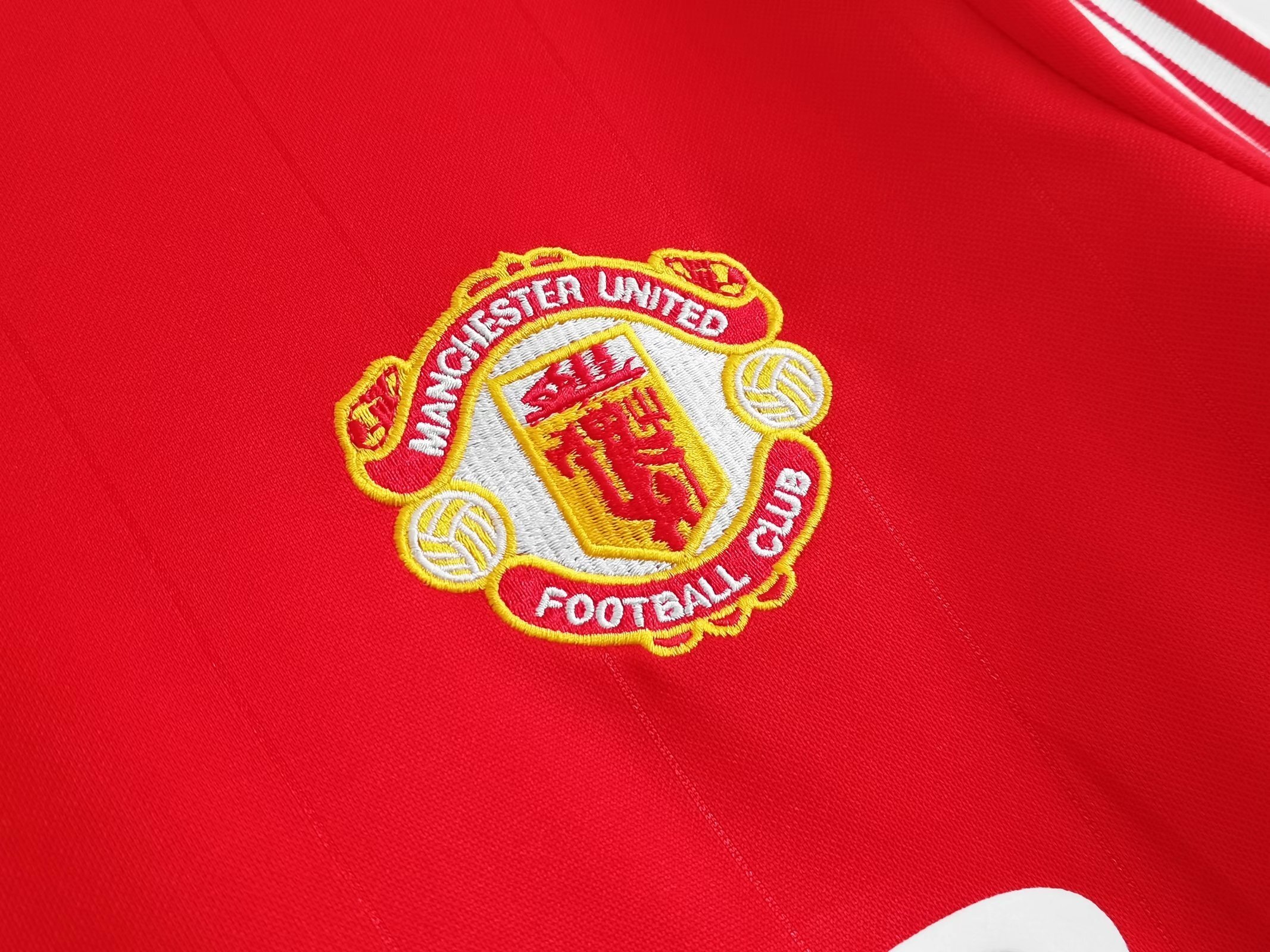 82-83 Manchester United home long sleeve 3