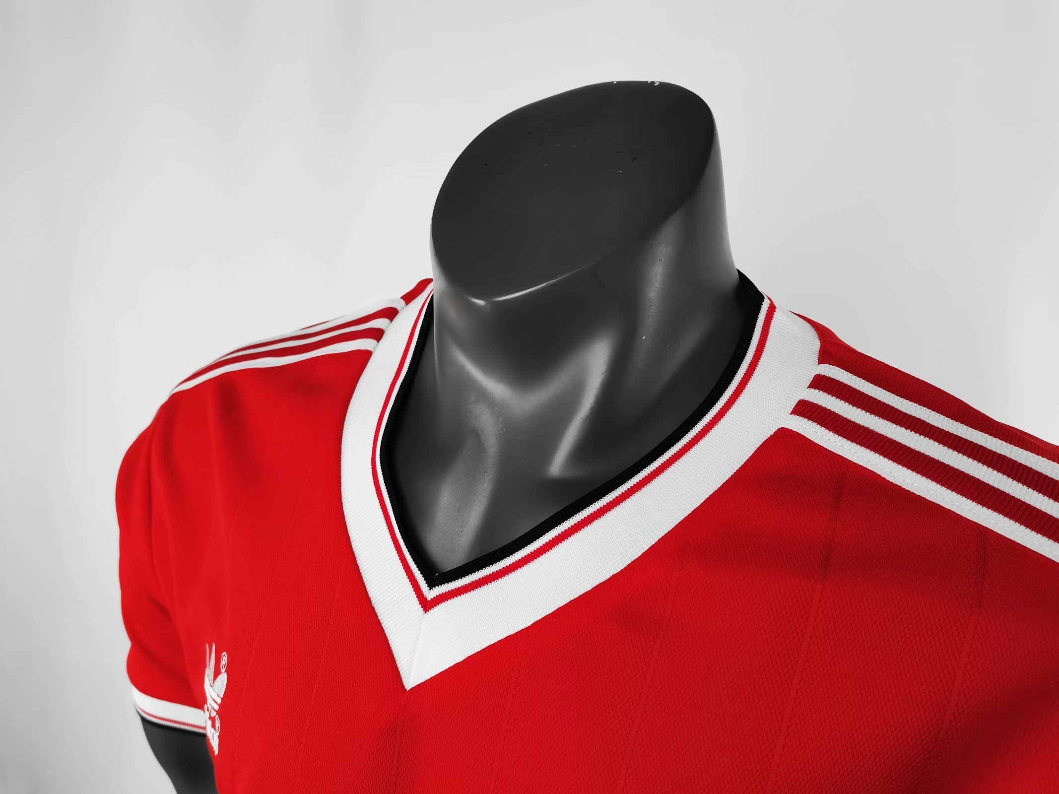 82-83 Manchester United home 5