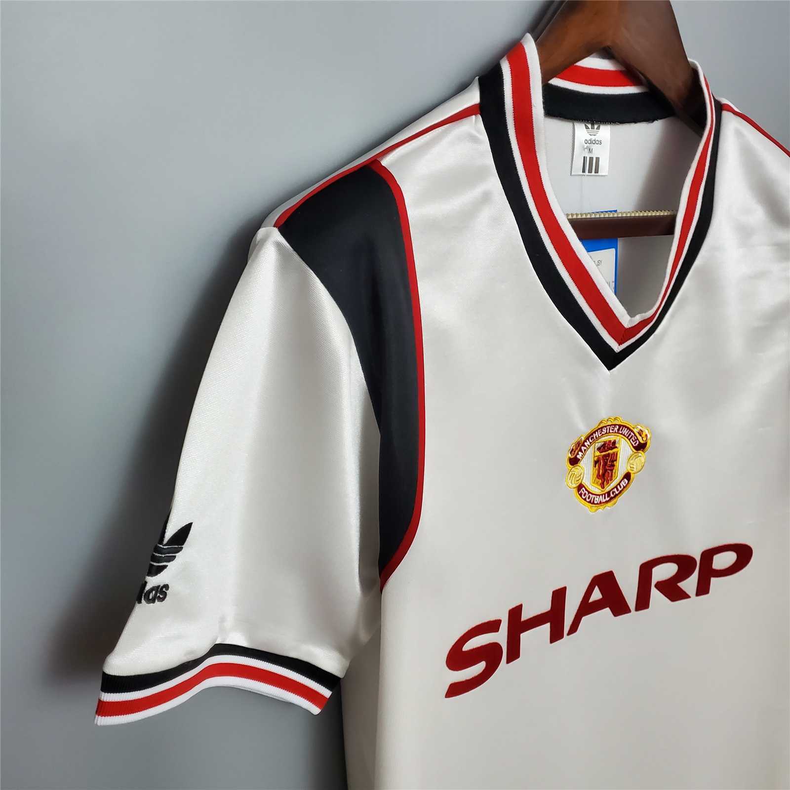85-86 Manchester United away 4