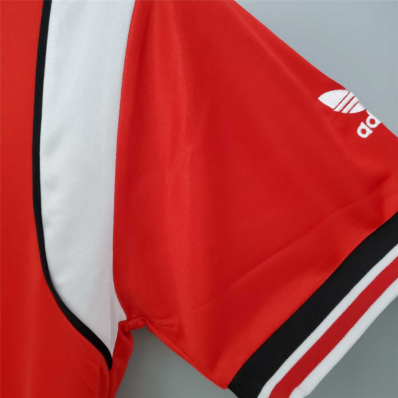 85-86 Manchester United home 7