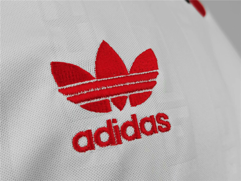 88-90 Manchester United away 2