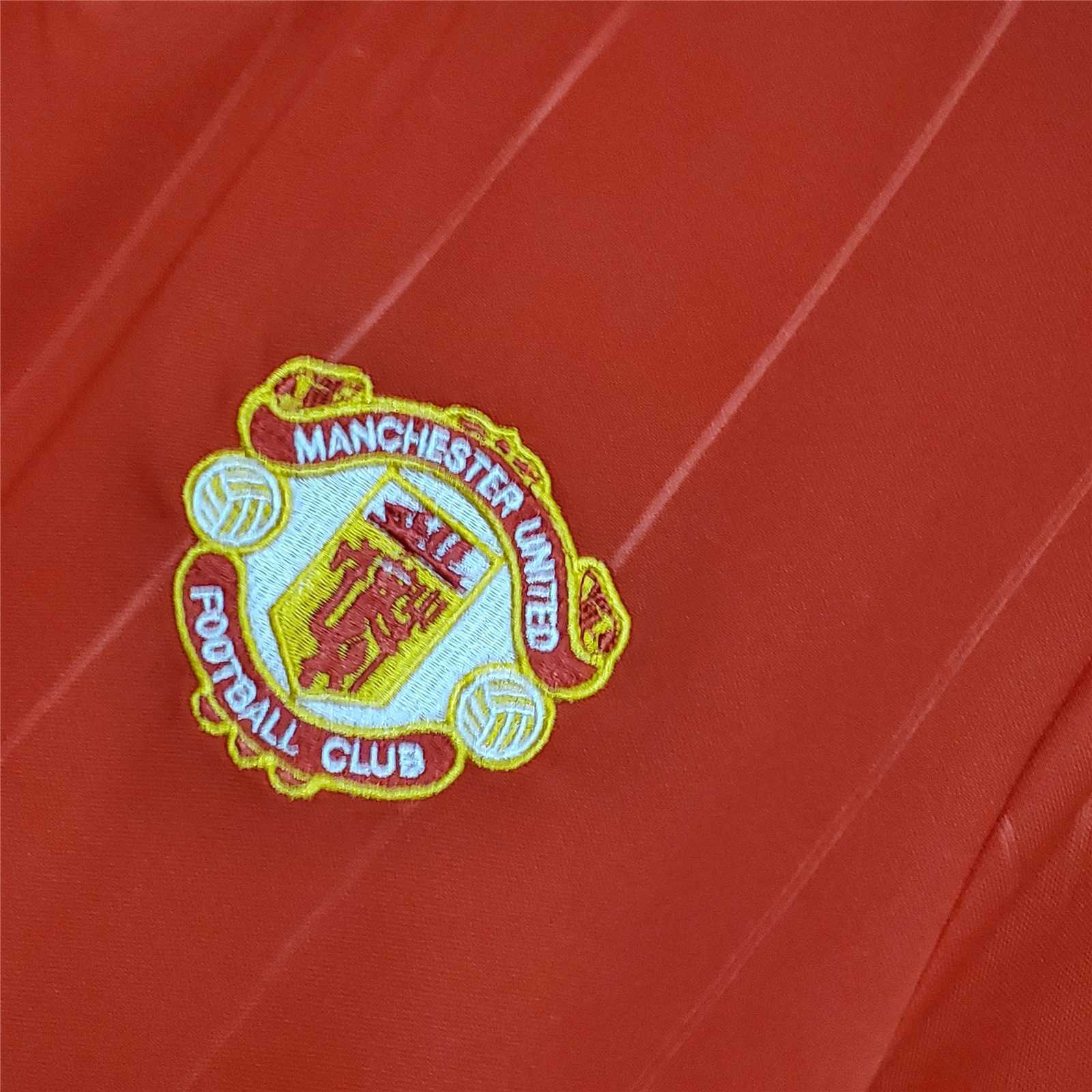 83-84 Manchester United home 7