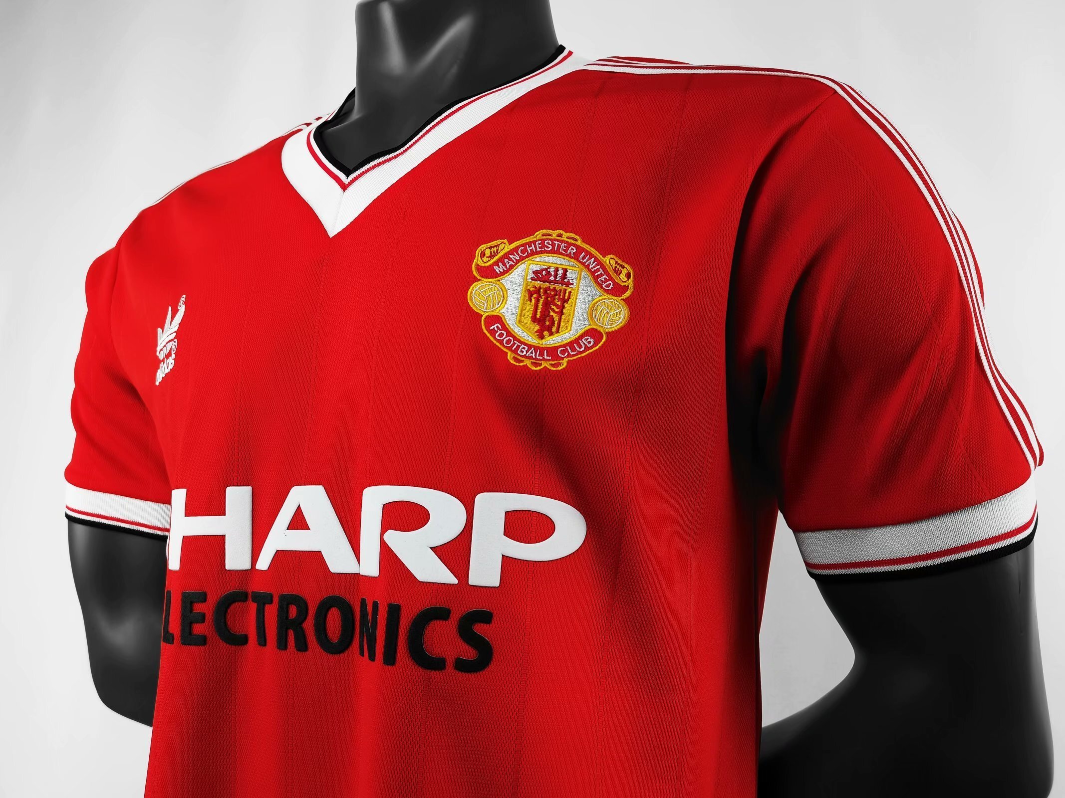 82-83 Manchester United home 7