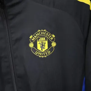 25-26 Manchester United Black Windbreaker Jacket AAAAJersey Supply Yupoo 1