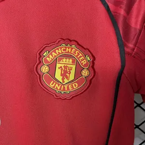 25-26 Manchester United Home Kid Kits Youth Apparels AAAAJersey Supply Yupoo 4